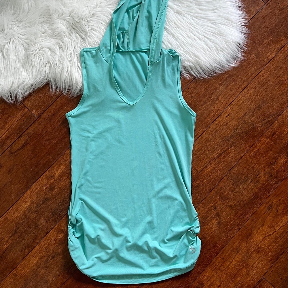 Sofibella Cinched Side Hooded Tennis Tank